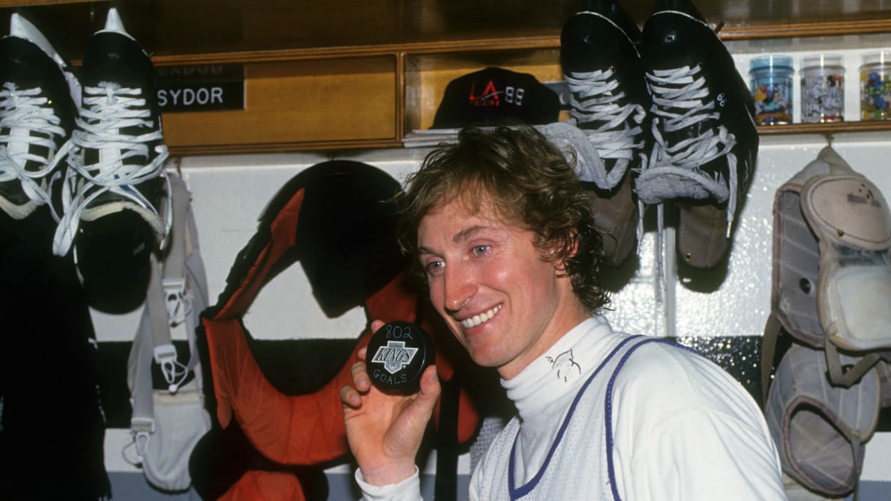 Gretzky passed Howe for 1st on NHL goal list 30 years ago  | NHL.com
