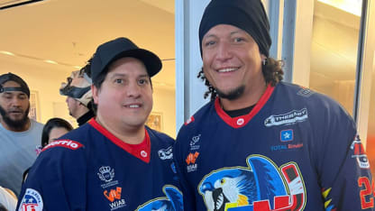 Béisbol y hockey: Miguel Cabrera lució camiseta especial de hockey