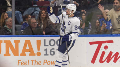 Matthews hace historia en el triunfo de los Maple Leafs