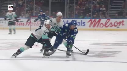 SEA@VAN: Suter scores goal against Seattle Kraken