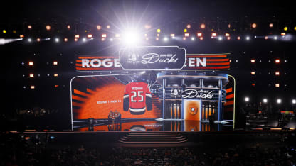 Roger McQueen poses with Joshua Jackson, Marguerite Moreau and NHL commissioner Gary Bettman after being drafted by the Anaheim Ducks with the 10th overall pick during the first round of the 2025 Upper Deck NHL Draft at the Peacock Theater on June 27, 2025 in Los Angeles, California. (Photo by Bruce Bennett/Getty Images)