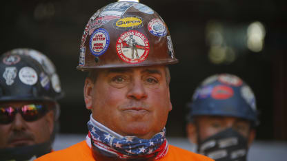 Topping-Gallery-worker-CU