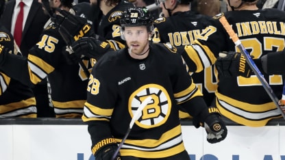 Elias Lindholm utgick skadad i Boston Bruins seger över Buffalo Sabres