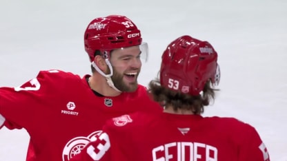 DeBrincat castiga en Power Play