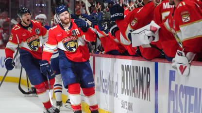 Tkachuk double l'avance