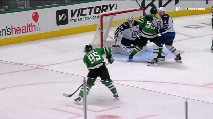 Duchene fait ricocher sur Hellebuyck pour marquer