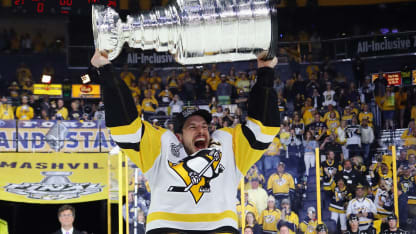 Crosby_lifts_2017Cup