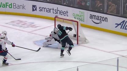 WSH@SEA: Beniers scores goal against Logan Thompson
