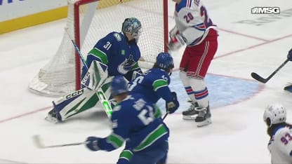 NYR@VAN: Zibanejad scores goal against Arturs Silovs