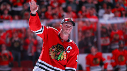 Toews salutes fans Chicago
