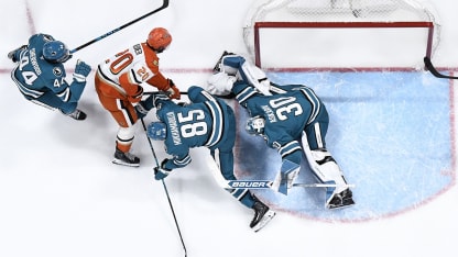 Askarov turns away Kreider down low