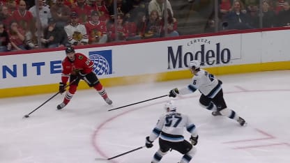 Vanecek effectue un bel arrêt contre Connor Bedard