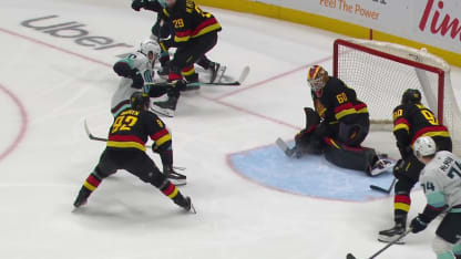 SEA@VAN: Beniers scores goal against Nikita Tolopilo