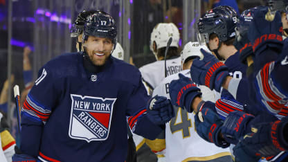 Wheeler snärtar dit pucken