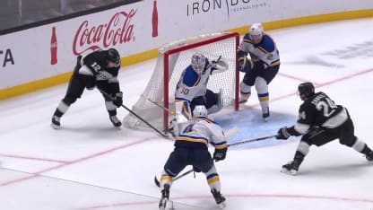 Moore surprend Binnington et fait 2-1