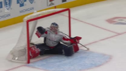 Un but incroyablement chanceux de DeBrincat