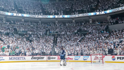 Hellebuyck shuts out Stars