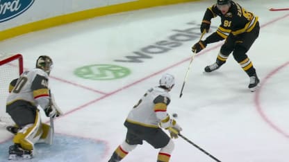 VGK@BOS: Pastrnak marque un but contre Akira Schmid