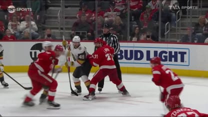 Raymond ramène avec son patin pour marquer