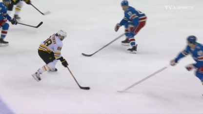 Une passe parfaite de Pastrnak à Lindholm