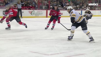 Pastrnak intercepte et marque