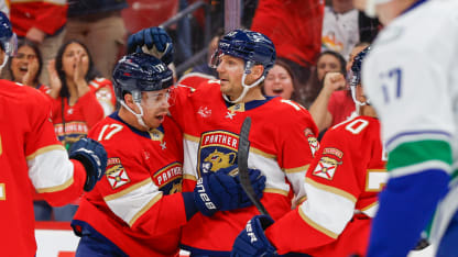 Panthers enseñan músculo ofensivo y evitan un colapso