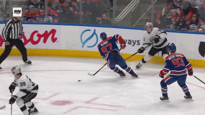 Laferriere fait dévier la passe de Clarke