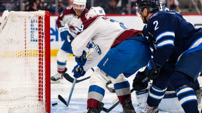 MacKinnon castiga en Power Play