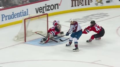 Vanecek frustre MacKinnon