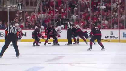 Svechnikov surprend Thompson dès la mise en jeu
