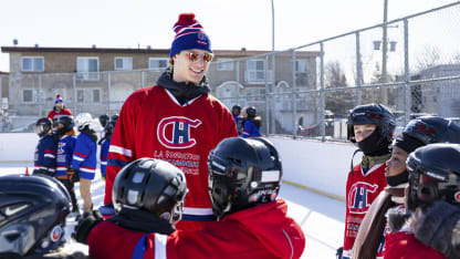 Les Canadiens surprennent des jeunes à une patinoire BLEU BLANC BOUGE