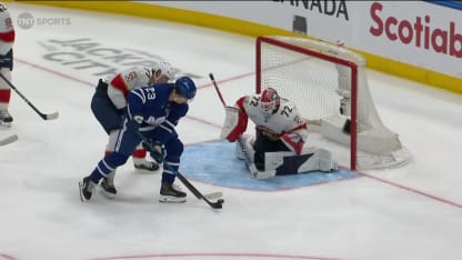 Knies met la table pour Matthews