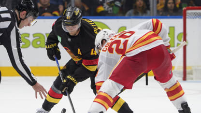 Elias Pettersson med poäng direkt i premiären för Vancouver Canucks