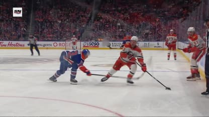 McTavish enfile l'aiguille