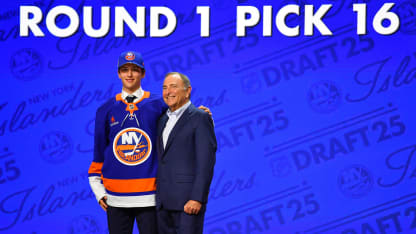 Eklund signe son contrat de recrue avec les Islanders