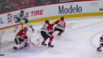 SJS@CHI: Smith scores goal against Spencer Knight