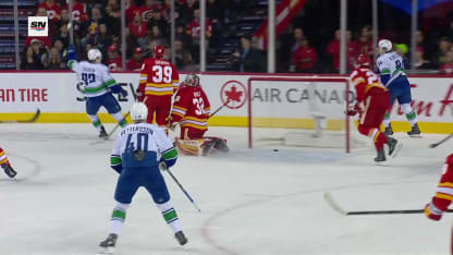 VAN@CGY: Ohgren scores goal against Dustin Wolf