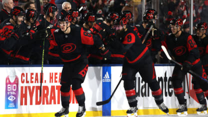 Carolina Hurricanes vyhráli Stadium Series