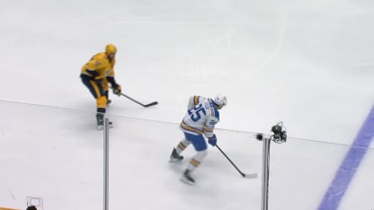 Neighbours redirige une passe