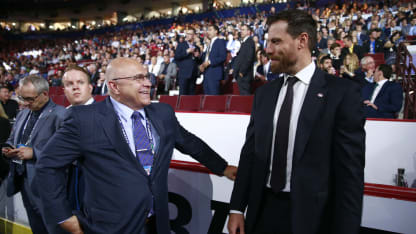 VANCOUVER, BRITISH COLUMBIA - JUNE 21: Head coach Barry Trotz of the New York Islanders (L) speaks with his former player Shea Weber of the Montreal Canadiens look on from the draft floor during the first round of the 2019 NHL Draft at Rogers Arena on June 21, 2019 in Vancouver, Canada. (Photo by Jeff Vinnick/NHLI via Getty Images)