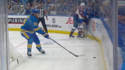 Thomas met la table pour Neighbours