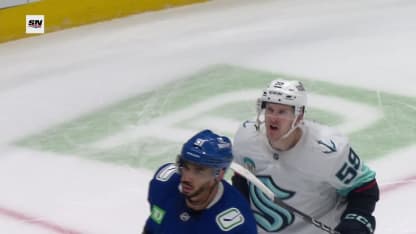 Meyers redirige la rondelle