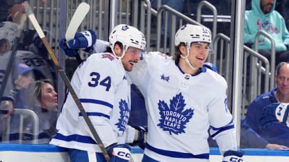 Matthews logra par de hitos en triunfo de Maple Leafs