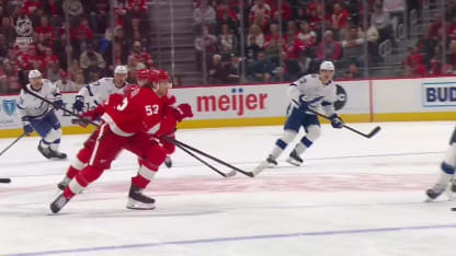 Paul s'échappe et bat Talbot entre les jambières