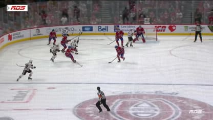 Nick Suzuki marque un but c. les Blackhawks de Chicago