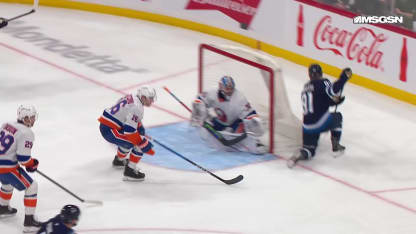 NYI@WPG: MacLean scores goal against Connor Hellebuyck