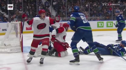 Walker bat Lankinen à travers le trafic