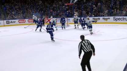 Kucherov bat Lankinen sur réception