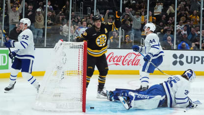 En español: Pastrnak supera los 400 goles