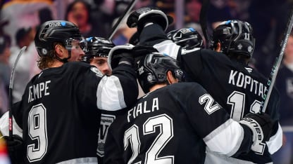 Kopitar holt mit Pass auf Fiala 800. Assist